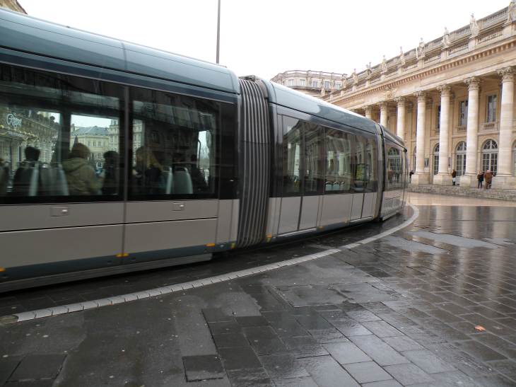  Tramway arrivant place de la Comédie